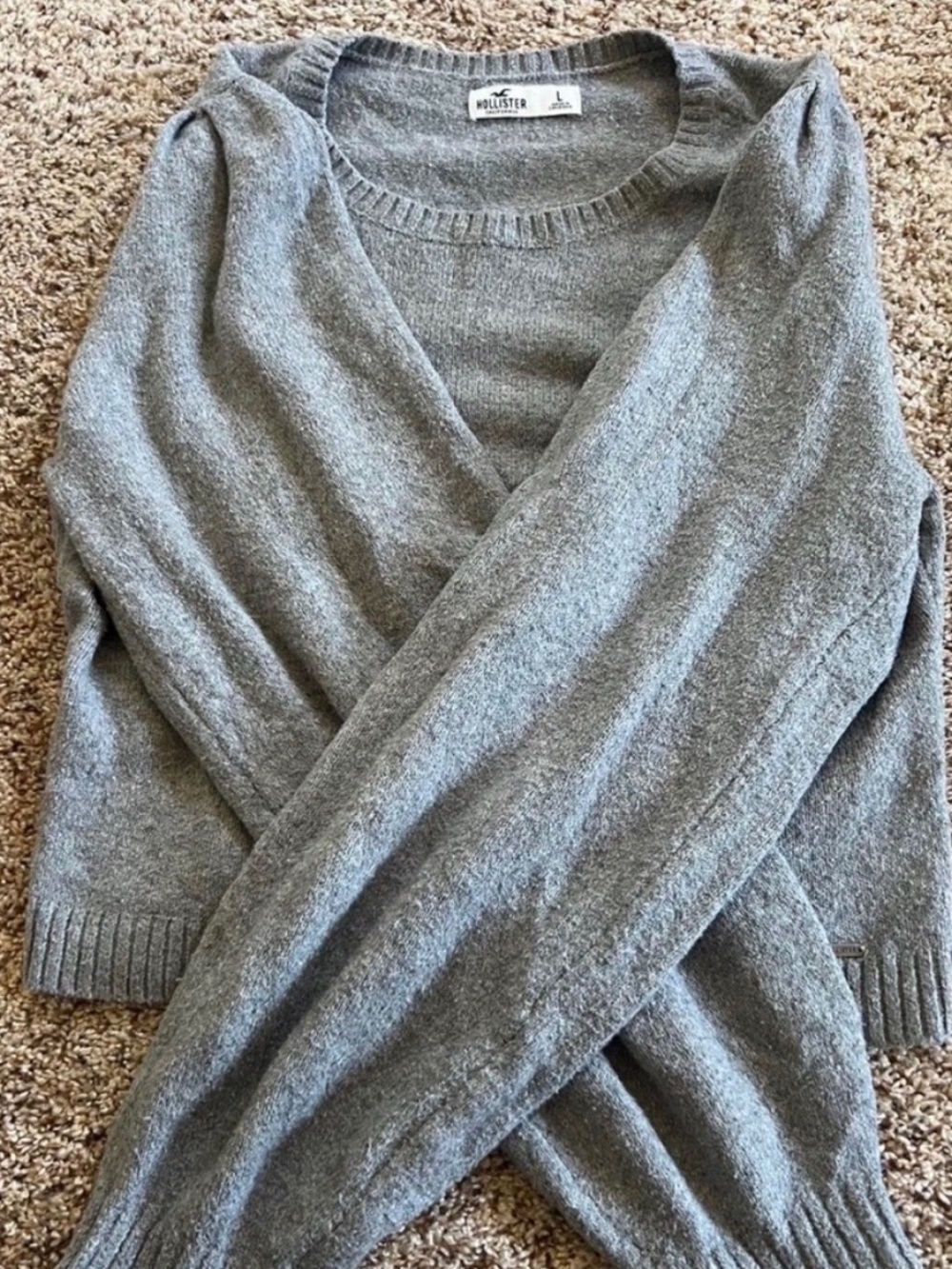 Hollister Women's Light Gray V-Neck Knit Sweater